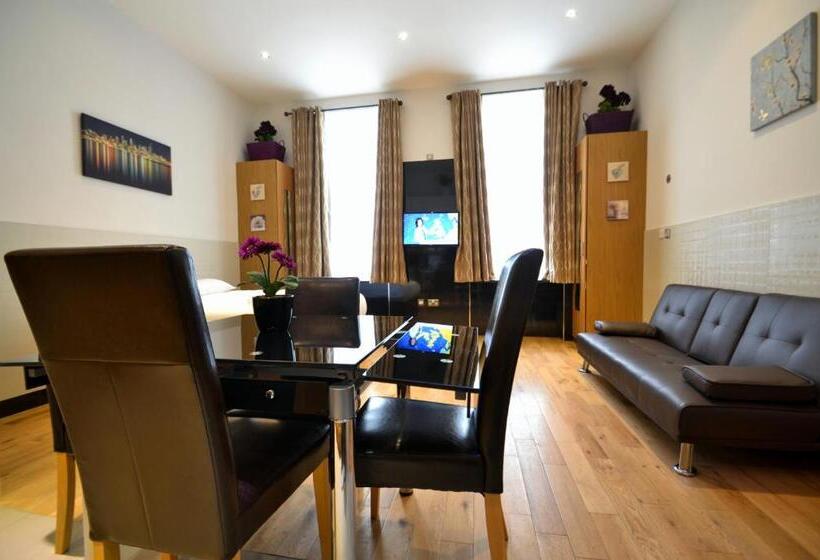 스탠다드 스튜디오, Hyde Park Apartments