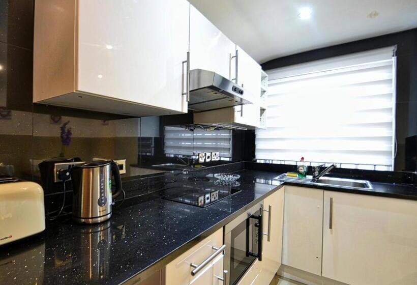 침실 2개 아파트, Hyde Park Apartments