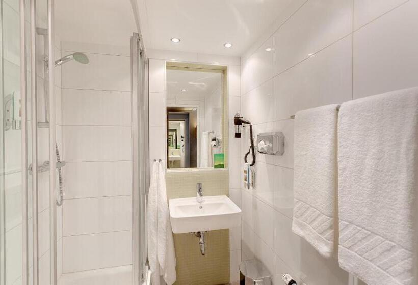 3-Bett-Standardzimmer, Meininger Hotel Wien Downtown Franz