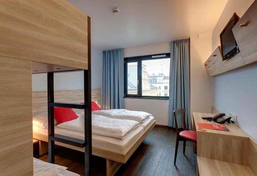 4 Bett Standardzimmer, Meininger Hotel Wien Downtown Franz