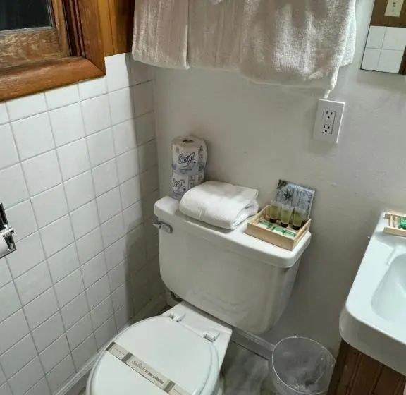 エコノミールーム, Kootenai Valley Motel