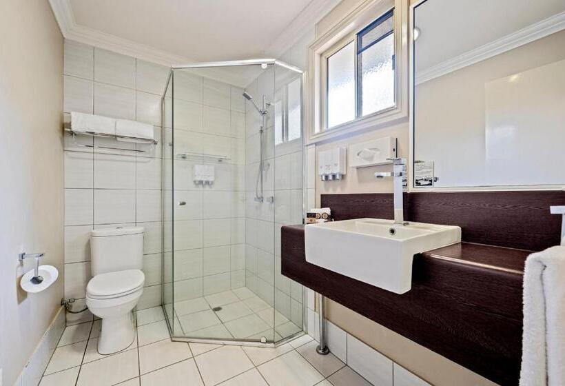 패밀리 룸, Ambassador On Ruthven