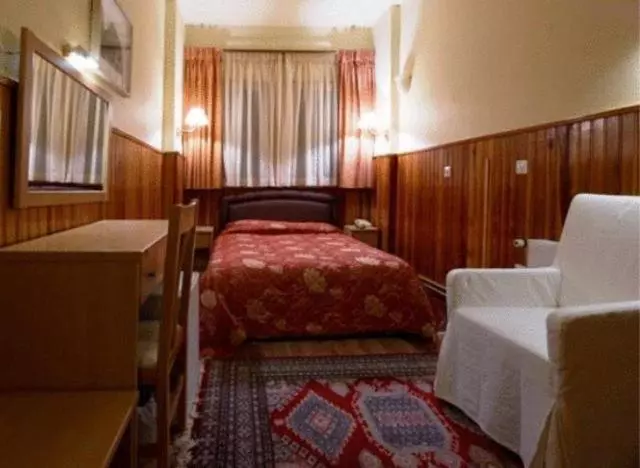 Chambre Standard Individuelle, Bitouni