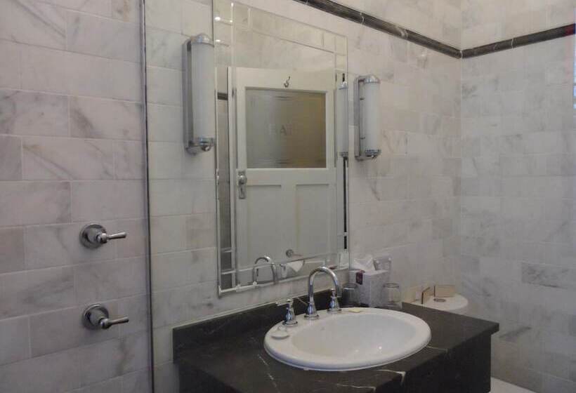 חדר סטנדרט, Carrington