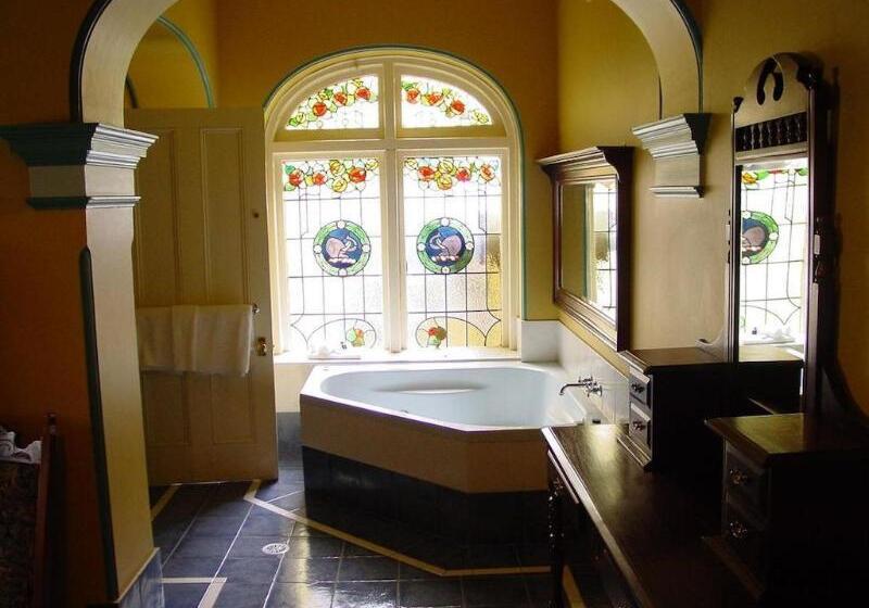 סוויטת ג'וניור, Carrington