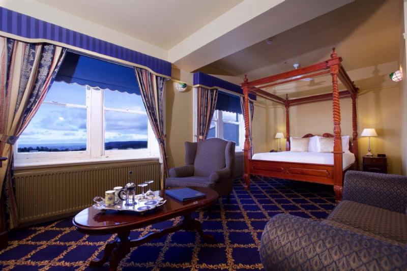 סוויטת ג'וניור, Carrington