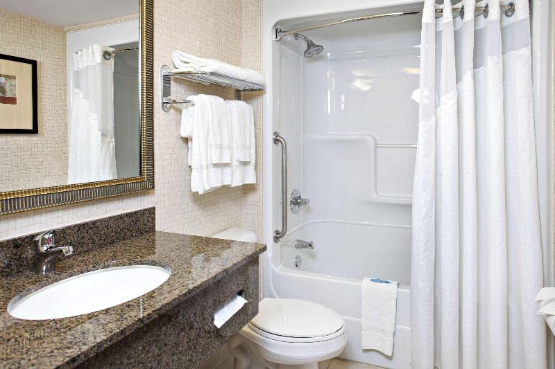 غرفة قياسية لذوى الاحتياجات الخاصة, Comfort Inn & Suites