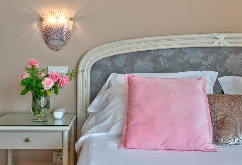 جناح جونيور مطل علي البحيرة, Villa Europa