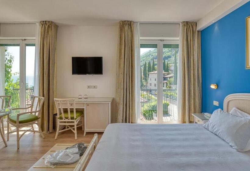 جناح جونيور, Villa Europa