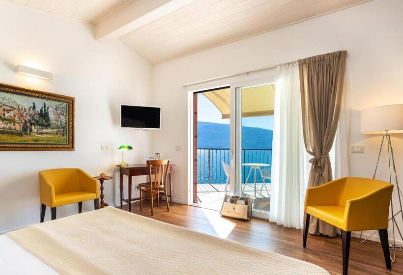 جناح جونيور, Villa Europa