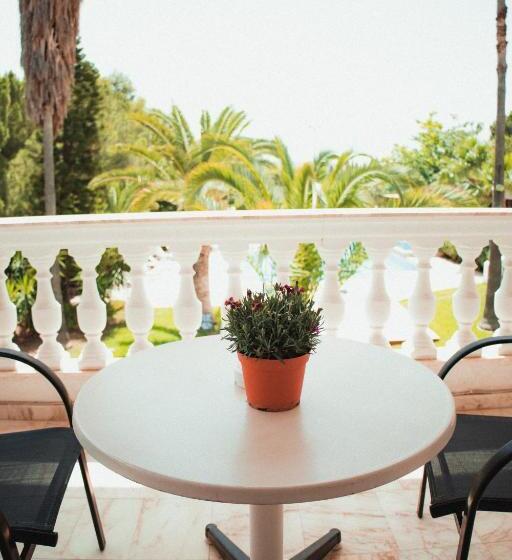 سوییت جونیور با چشم‌انداز استخر, Villa Olympia