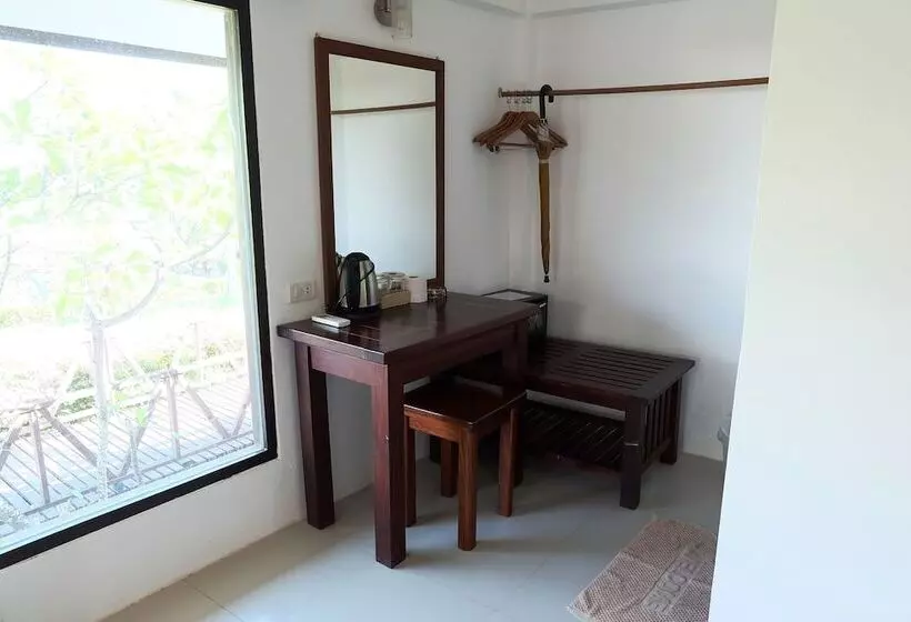 デラックスバンガロー, Samed Cliff Resort