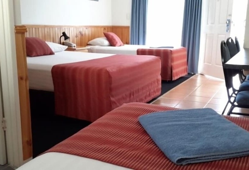 חדר משפחתי, Twin Towns Motel