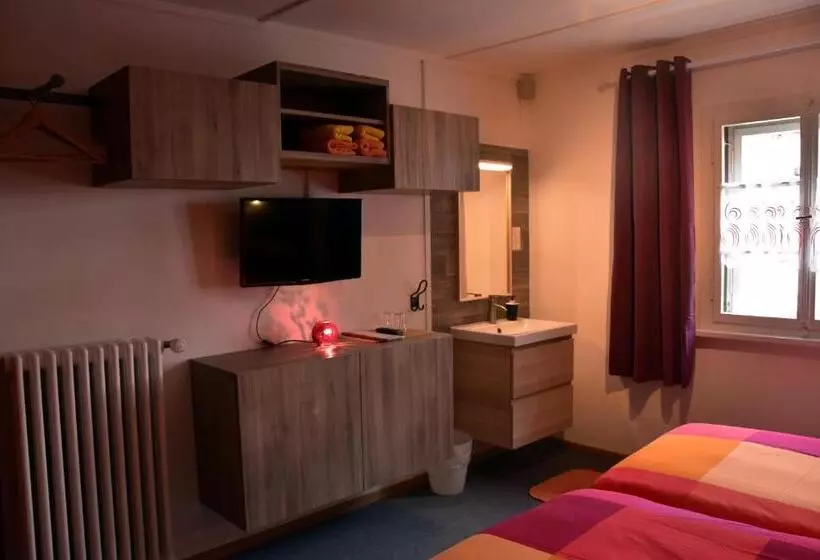Habitació Estàndard Bany Compartit, Adventure Hostel