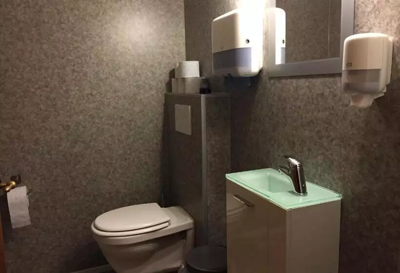 Habitació Quàdruple Estàndard Bany Compartit, Adventure Hostel