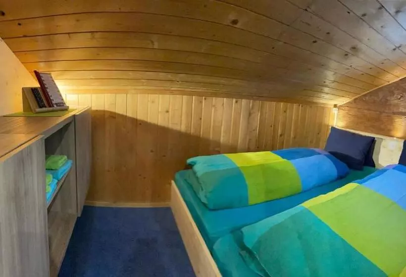 Estudi Familiar, Adventure Hostel