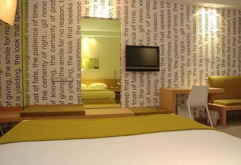 Standard Kolmen Hengen Huone, 1000 Colors