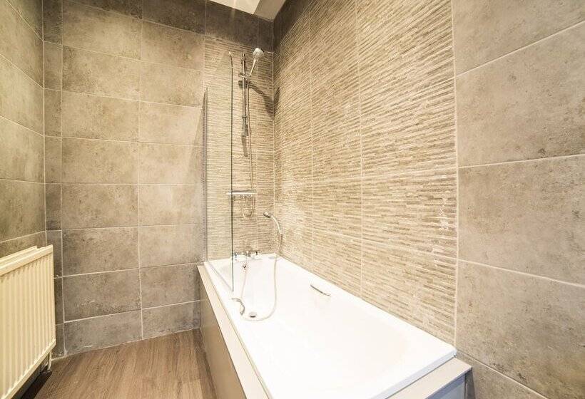 اتاق لوکس, Churchill S