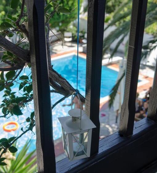 اتاق استاندارد سه نفره, Elli