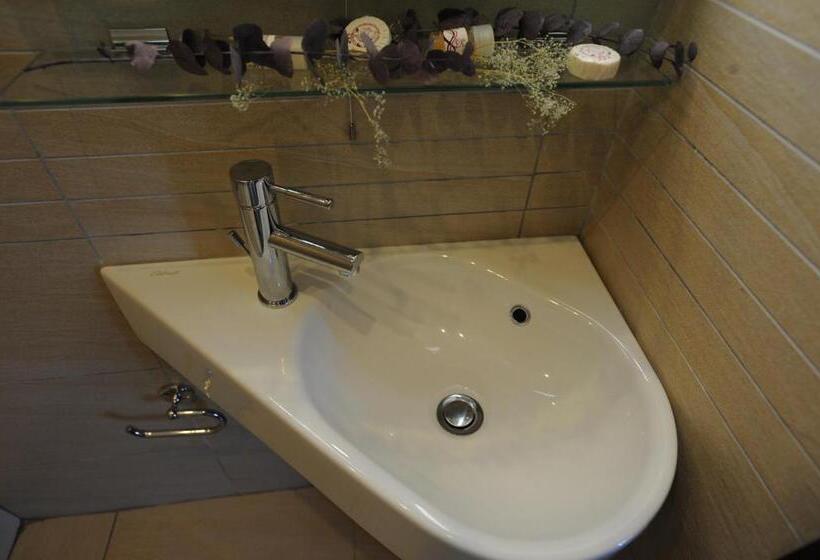 اتاق استاندارد سه نفره, Elli