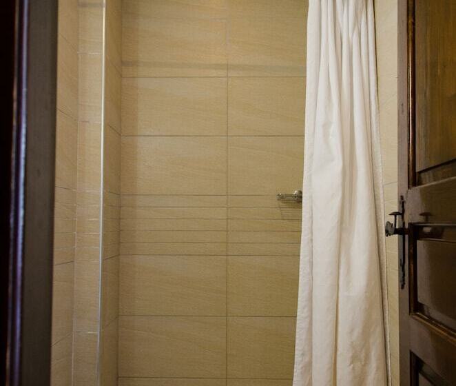 اتاق استاندارد سه نفره, Elli