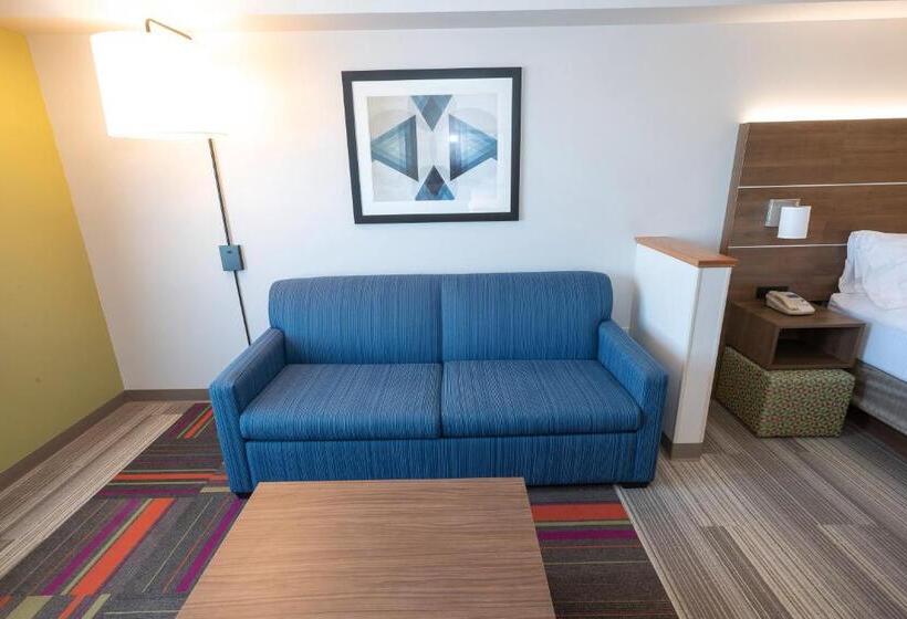 מיטת קינג בסוויטה, Holiday Inn Express & Suites Iron Mountain, An Ihg