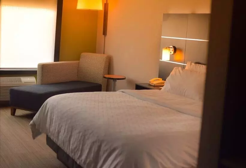 スイート, Holiday Inn Express Hotel & Suites Maryville, An Ihg
