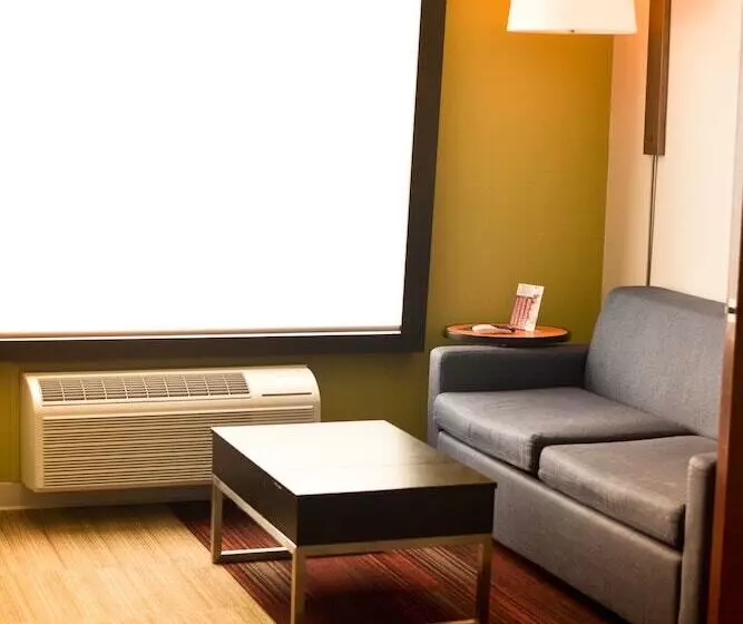 スイート, Holiday Inn Express Hotel & Suites Maryville, An Ihg