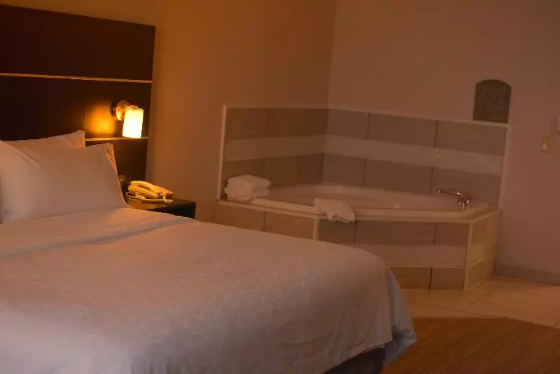 キングサイズベッドのスタンダードルーム, Holiday Inn Express Hotel & Suites Maryville, An Ihg