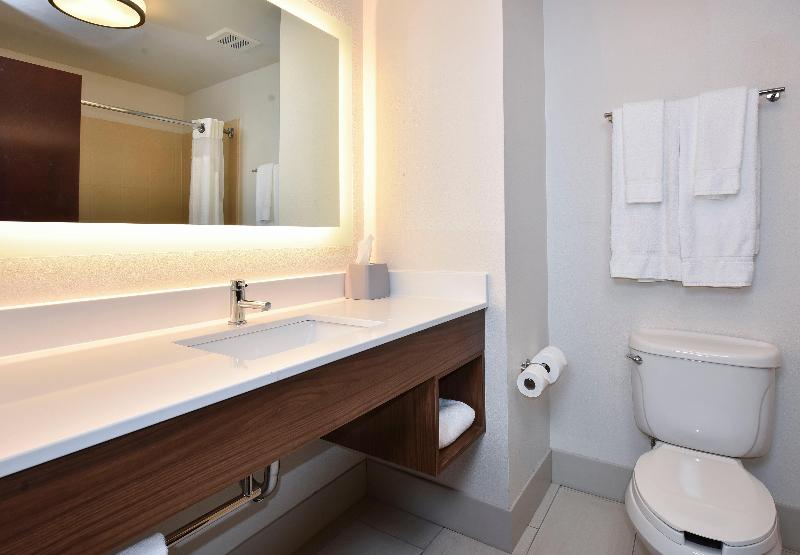 جناح, Holiday Inn Express Hotel & Suites Selma, An Ihg