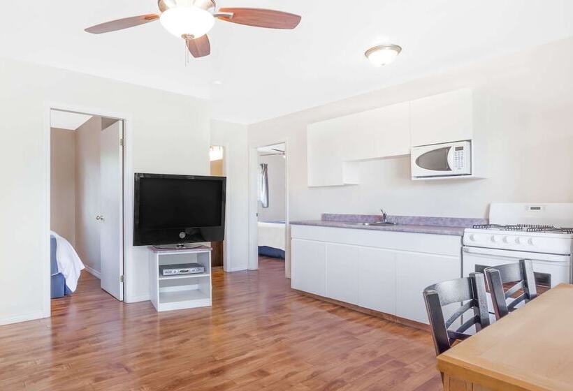 带2个卧室的套房, Knights Inn Merritt