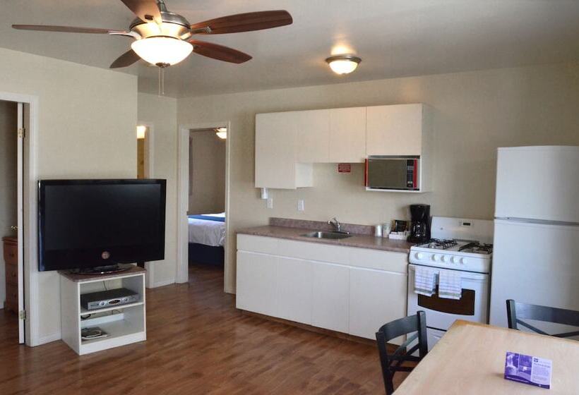 带2个卧室的套房, Knights Inn Merritt