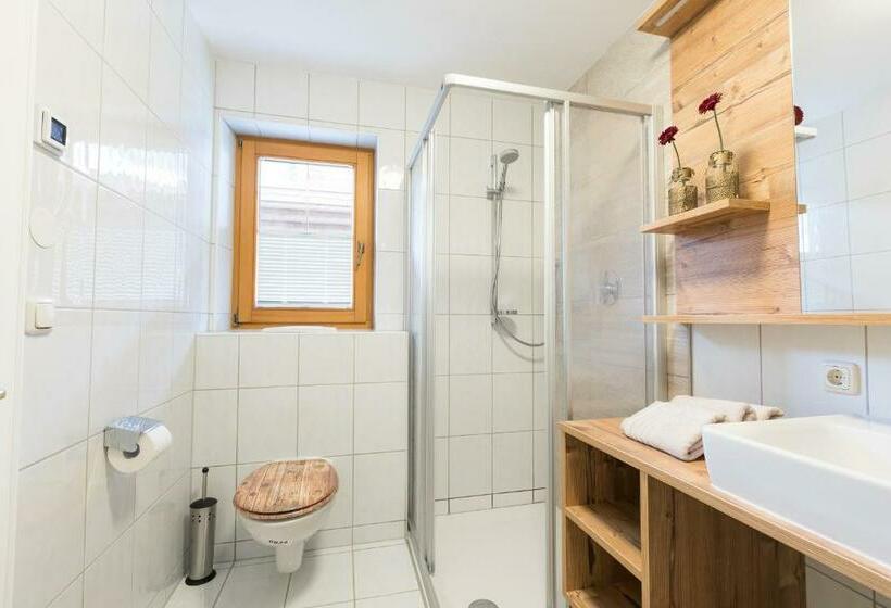 דירת שני חדרים, Pension Margretenhof