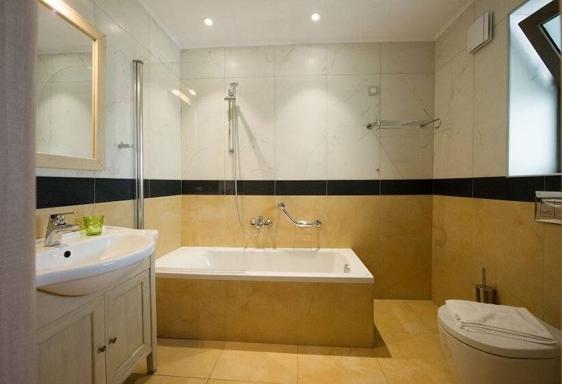 デラックスルーム, Adams