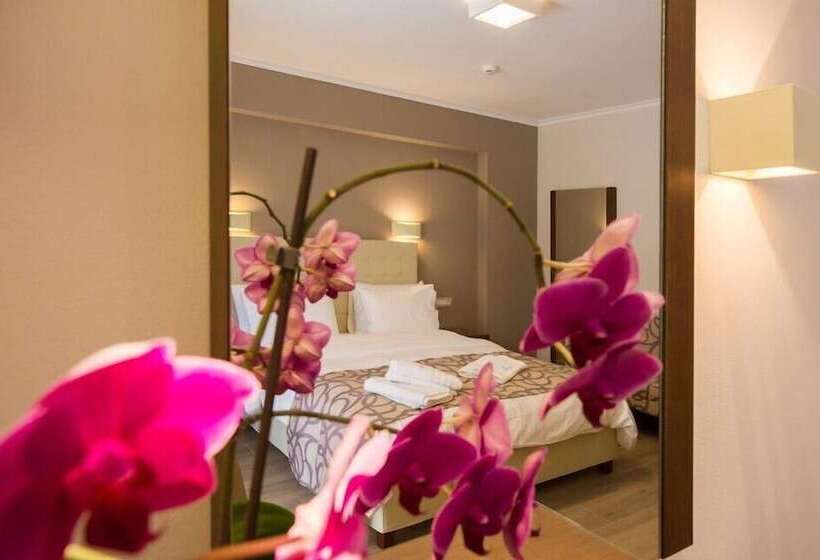 デラックスルーム, Adams