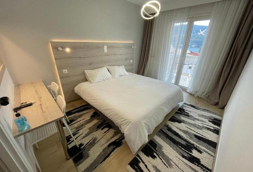 Deluxe Kamer, Anthousa