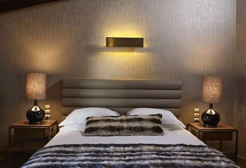 Superior Room, Art Mainalon