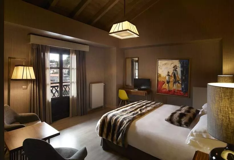 Superior Room, Art Mainalon