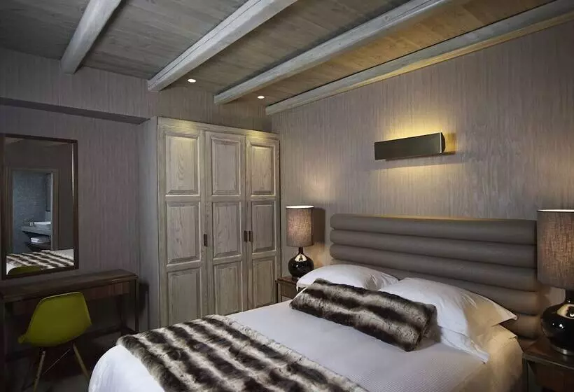 Standard Room, Art Mainalon