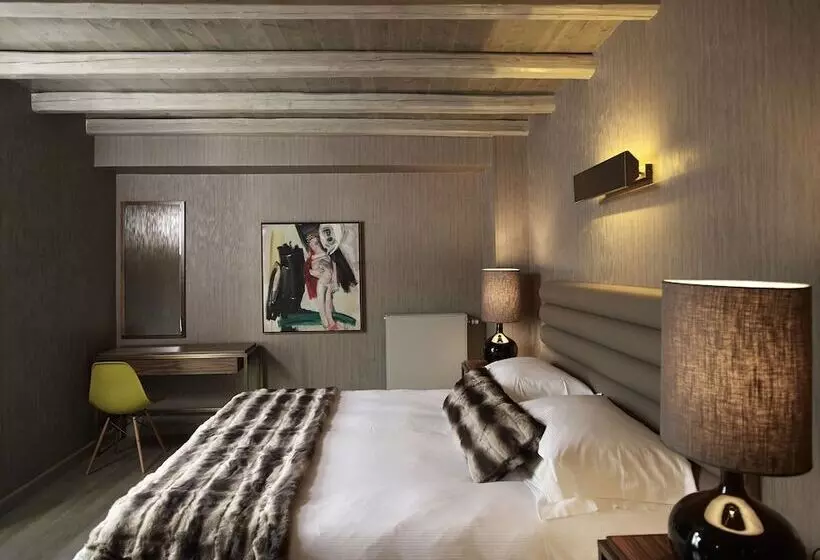 Standard Room, Art Mainalon