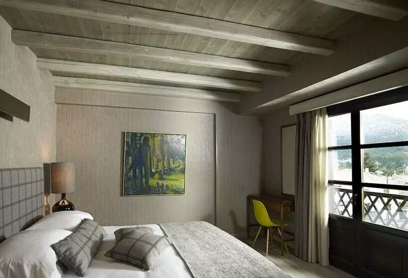 Standard Room, Art Mainalon