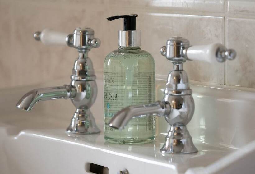 标准单人间, Grant Arms