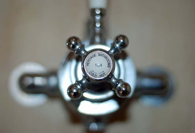 标准单人间, Grant Arms