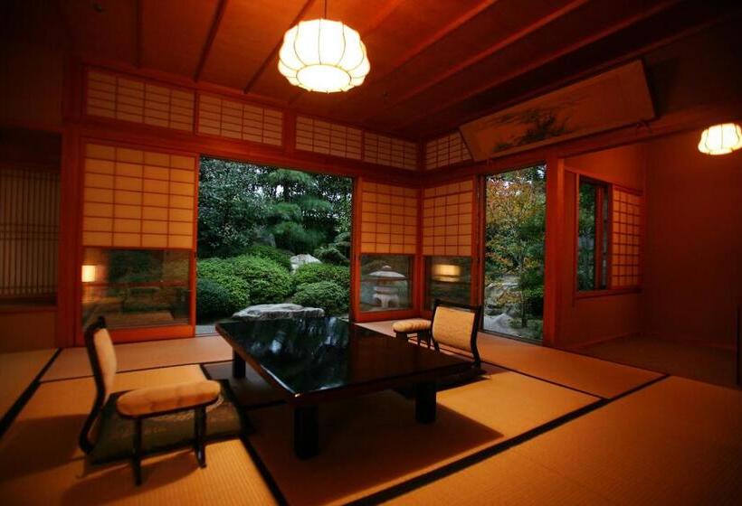 四人高级间, Hagi No Yado Tomoe