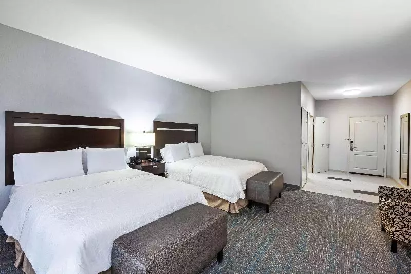 سوئیت با تخت بزرگ, Holiday Inn Express Devils Lake, An Ihg