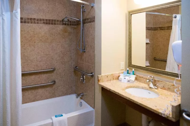 سوییت, Holiday Inn Express Devils Lake, An Ihg