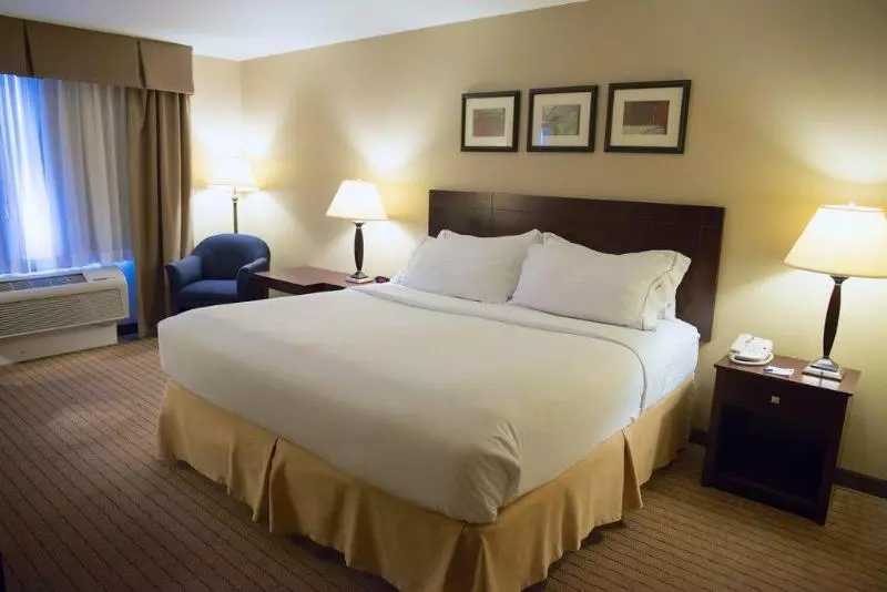 اتاق استاندارد با تخت بزرگ برای معلولان, Holiday Inn Express Devils Lake, An Ihg