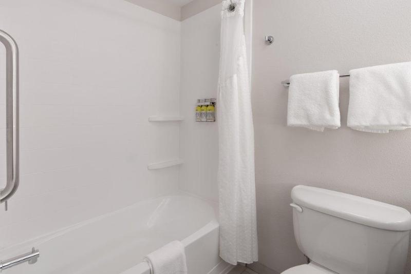 带大床的标准间, Holiday Inn Express & Suites Trinidad, An Ihg