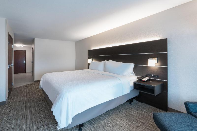 适合残疾人士使用的带超级大床的标准间, Holiday Inn Express & Suites Trinidad, An Ihg