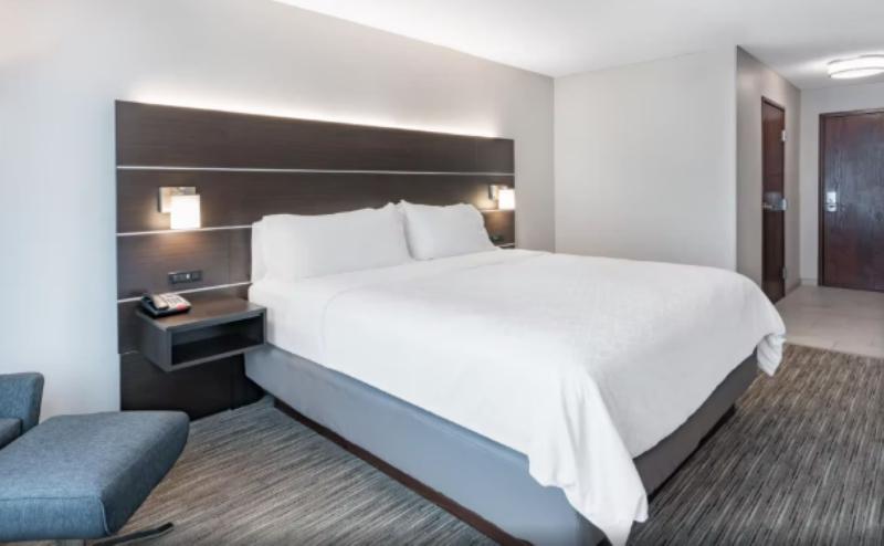 适合残疾人士使用的带超级大床的标准间, Holiday Inn Express & Suites Trinidad, An Ihg